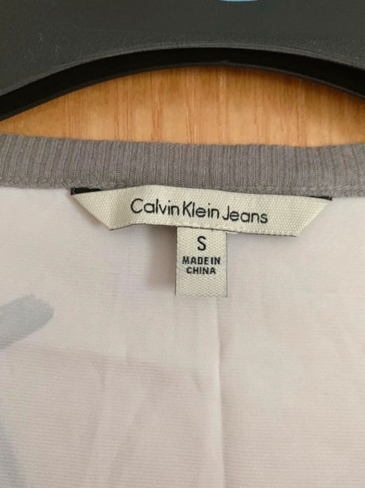 T-Shirt Kurzärmelige Bluse Shirt Gr. S Calvin Klein Jeans in Görlitz