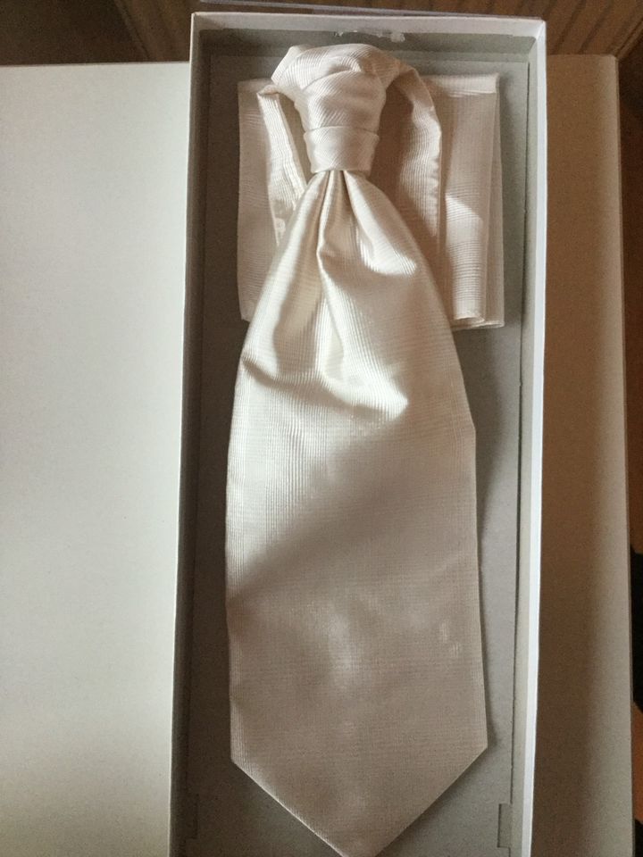 Hochzeitsweste mit Plastron in Warngau