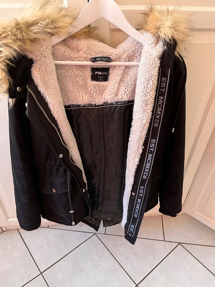 Winterjacke Größe L Neupreis 79.99 Euro in Essen