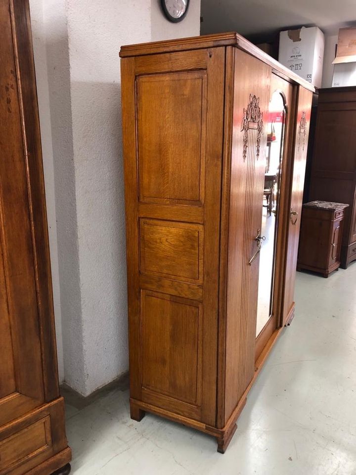 Antiker Jugendstil Kleiderschrank,Garderobenschrank in Völklingen