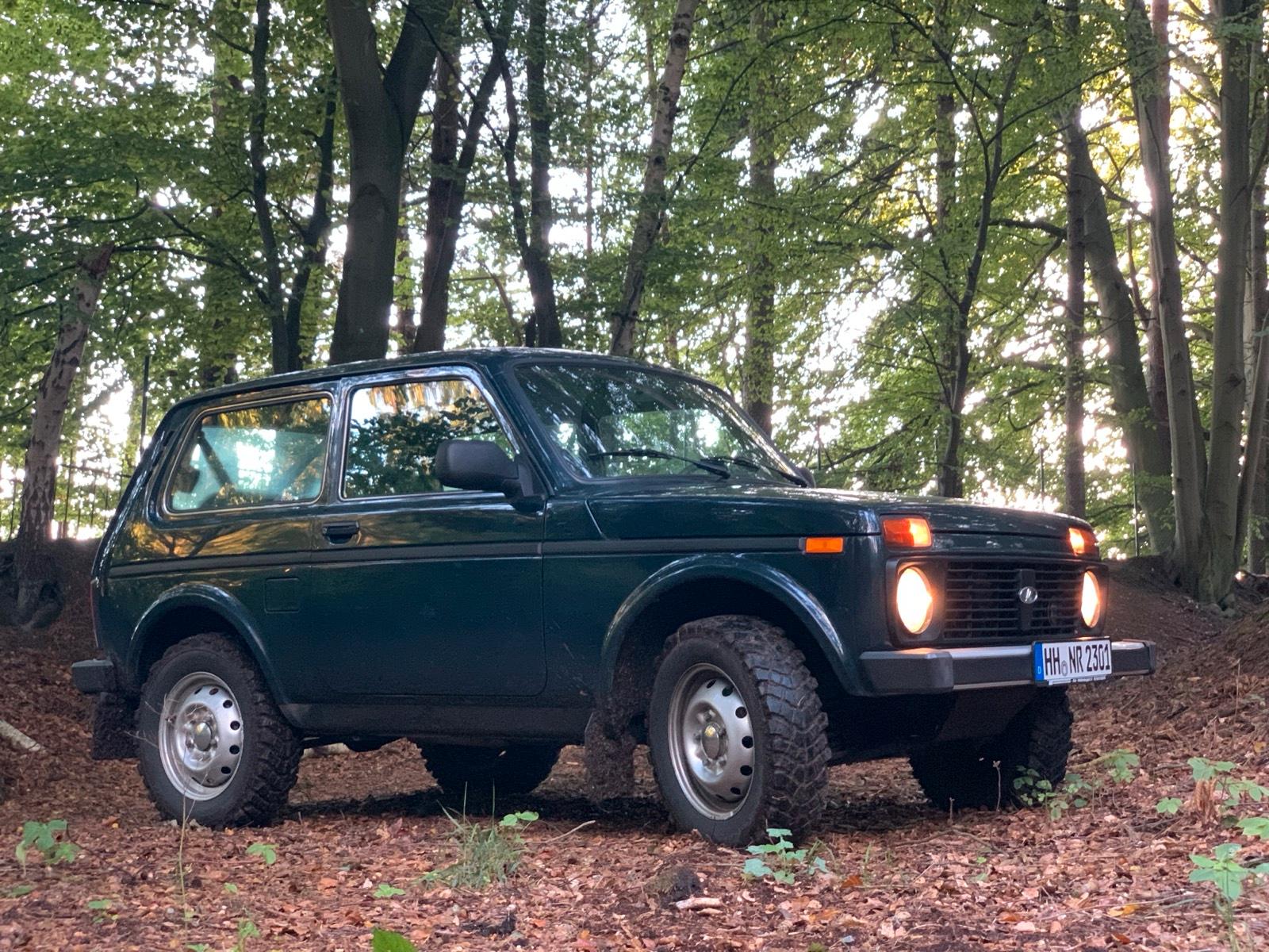 Abbildung des Autos Lada Niva 4x4 von 2015 o…