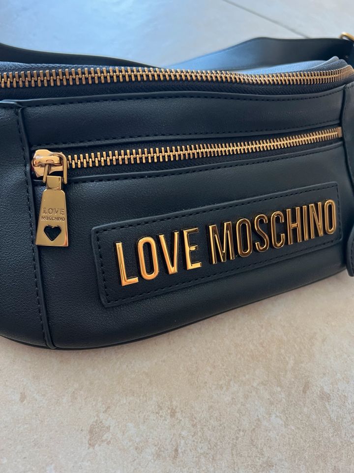 Love Moschino Bauch-/ Umhängetasche in schwarz in Solingen