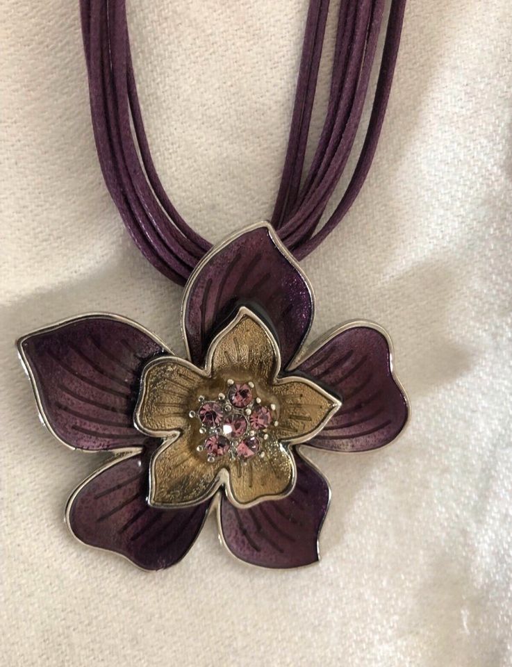 Hübsche Halskette Kette lila Blüte in Hamburg