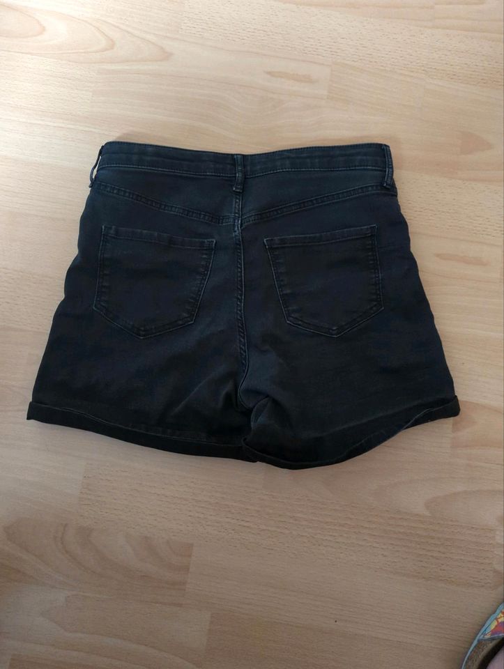 Shorts H&M Gr 164 schwarz in Emsbüren