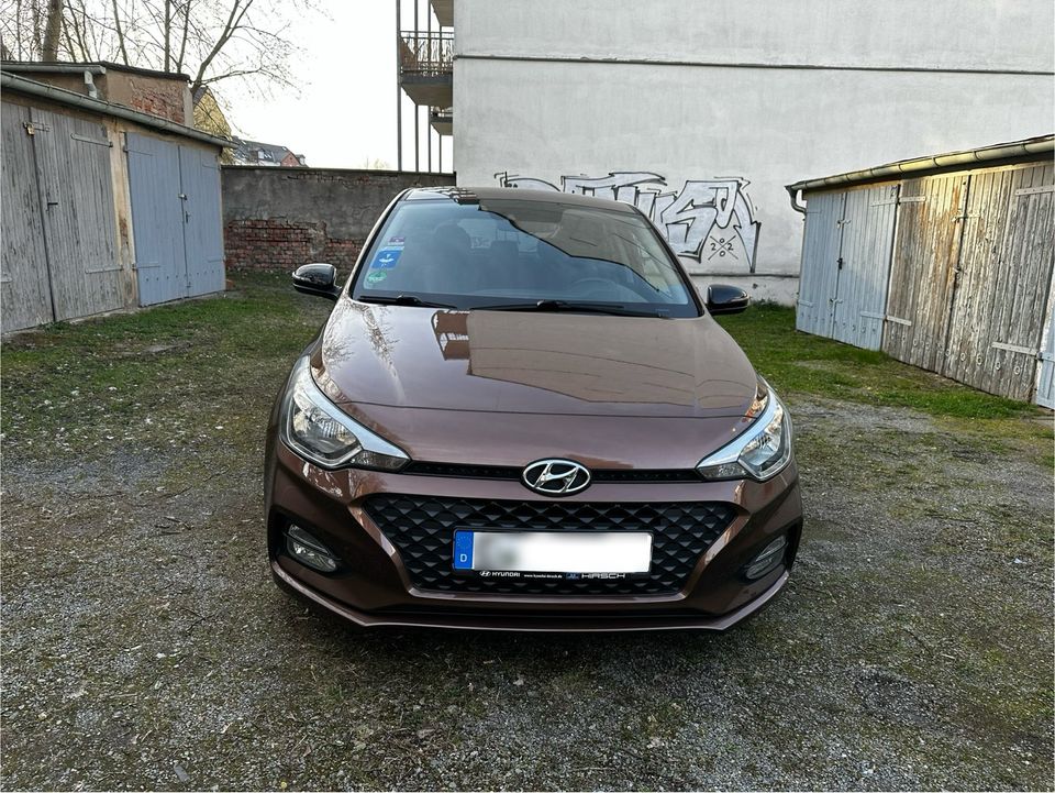 Hyundai i20 scheckheftgepflegt *cityflitzer* in Chemnitz