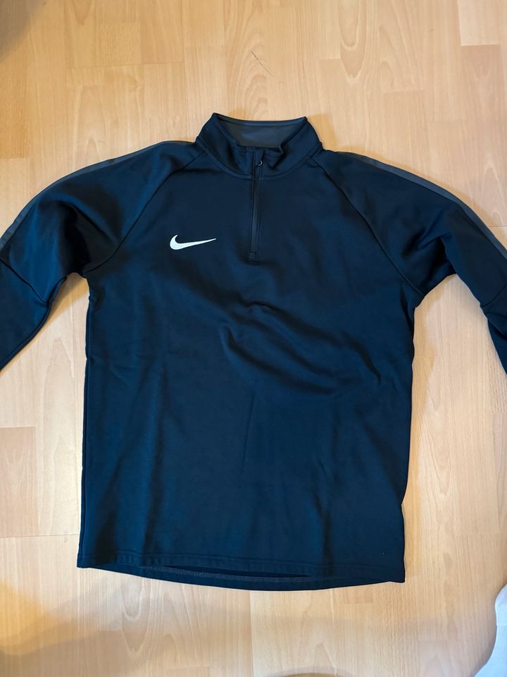 Sportklamotten von Adidas und Nike für Herren in Springe