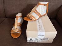 Neue beige Gold Clarks Sandalen Schuhe Berlin - Tegel Vorschau