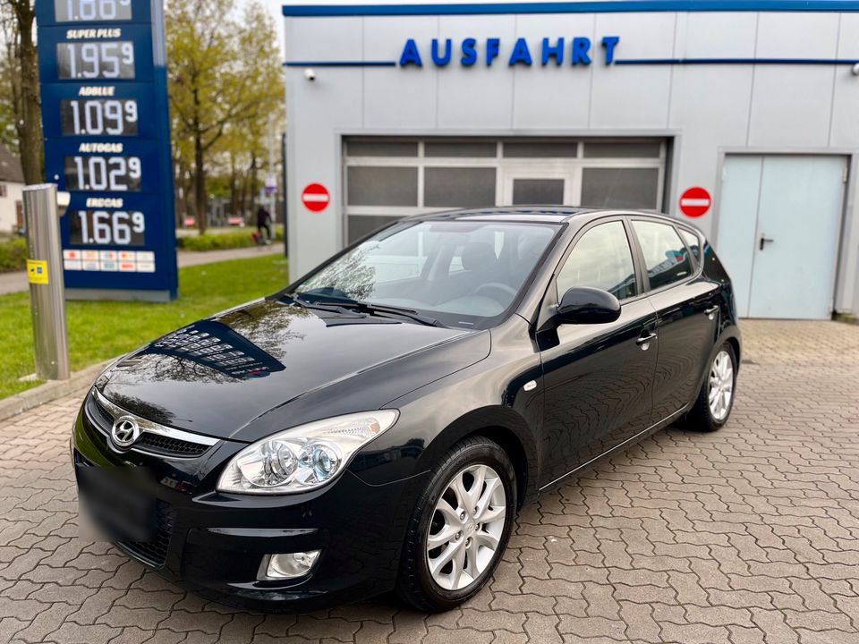 Hyundai i30 1,6CRDI TÜV 09/25 Teilleder Klimatronic Sitzheizung in Oldenburg