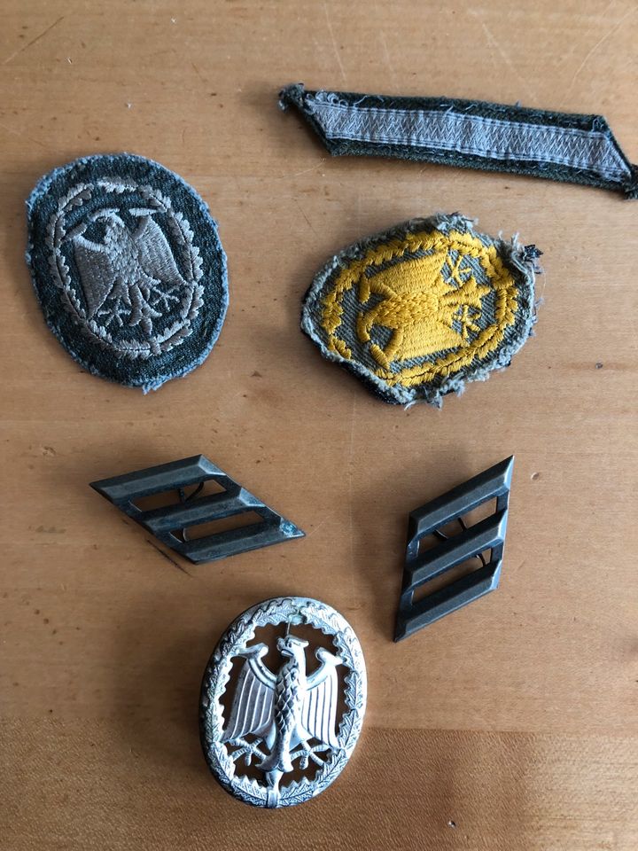 5 Armee Uniform Abzeichen gegen Gebot in Kratzenburg