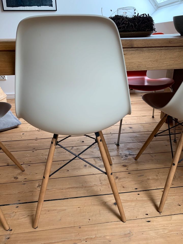 Vitra Eames Stühle in der Farbe Kieselstein in Edenkoben