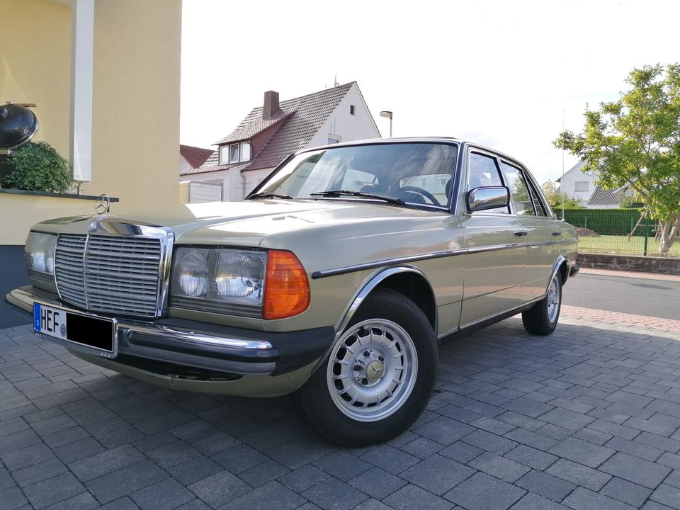 Mercedes Benz W123 200 in Heringen (Werra)