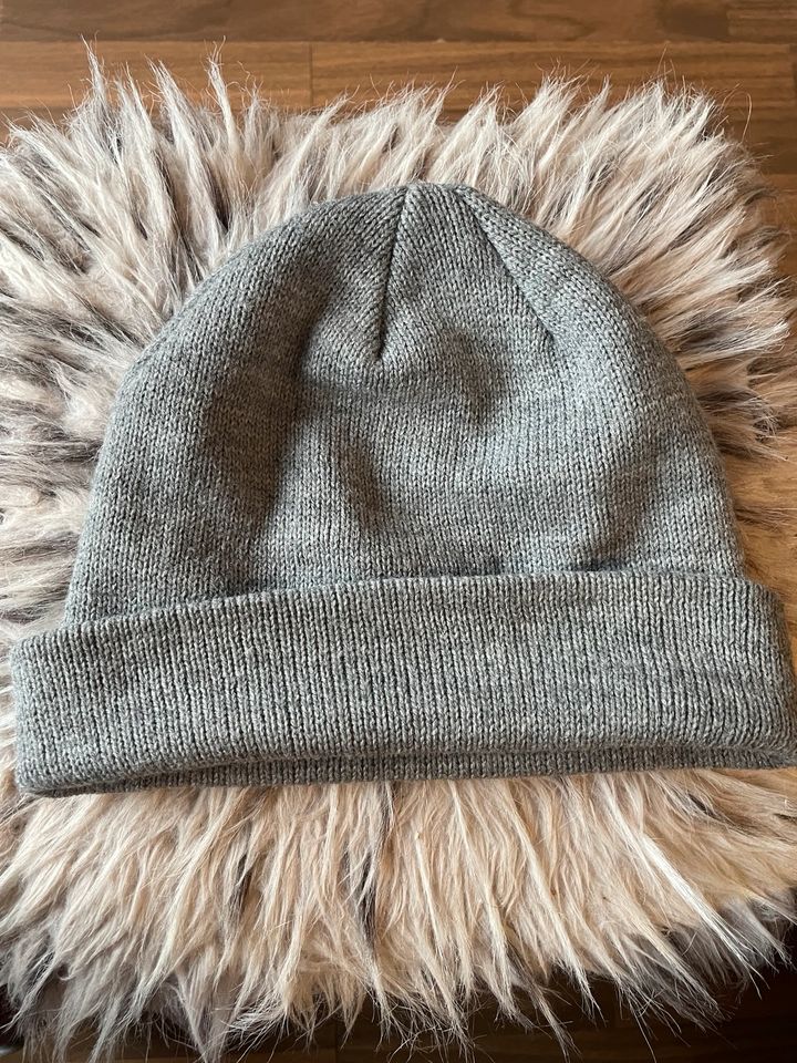 H&M Mütze Beanie Strickmütze Accessoires schwarz weiß grau in Edewecht