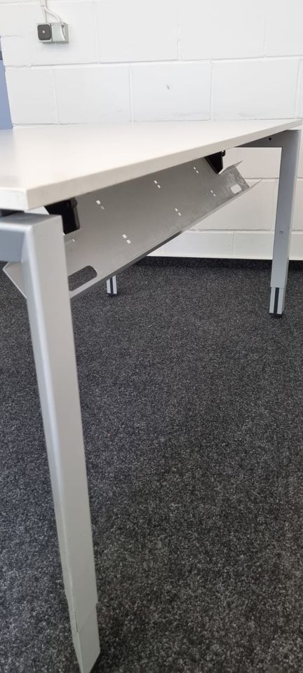 100 x Schreibtisch / Bürotisch / Steelcase / Büroeinrichtung in Linden