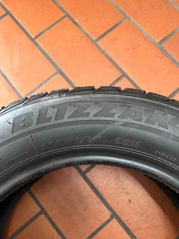 2x Bridgestone Blizzak Winterreifen LM32(MO) 205/60 R16 92 H in Beselich