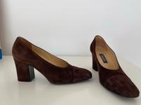 Bally Pumps Suisse dunkelbraun Wildleder Gr. 39 chocolate Düsseldorf - Friedrichstadt Vorschau