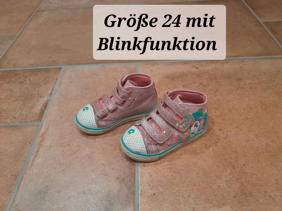 Turnschuhe in der Größe 24 mit Blinkfunktion in rosa in Waakirchen