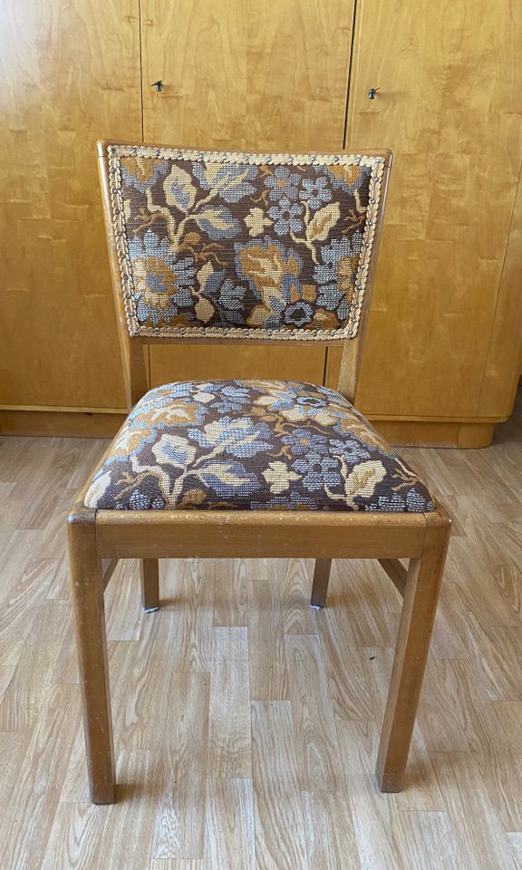 alter Stuhl , gepolsterter und sehr stabil in Gera