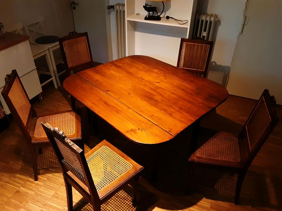 Antik französische Esszimmergarnitur Tisch mit 5 Stühlen in Bexbach