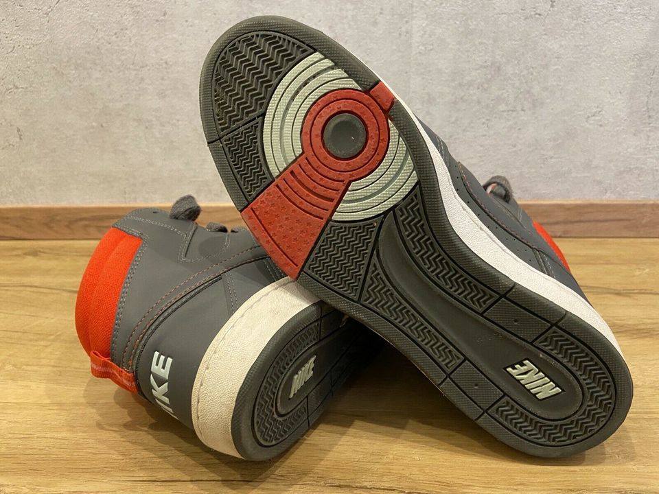 Nike Sensory Motion System 40 grau rot Sneaker Turnschuhe in Niestetal