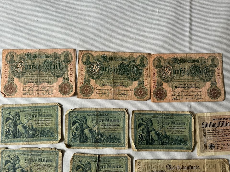 Verschiedene alte Reichsbanknoten in Rösrath