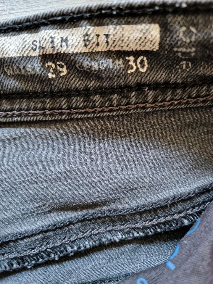 EDC Jeans schwarz/grau mit kleinem Paillettenbesatz in Brühl