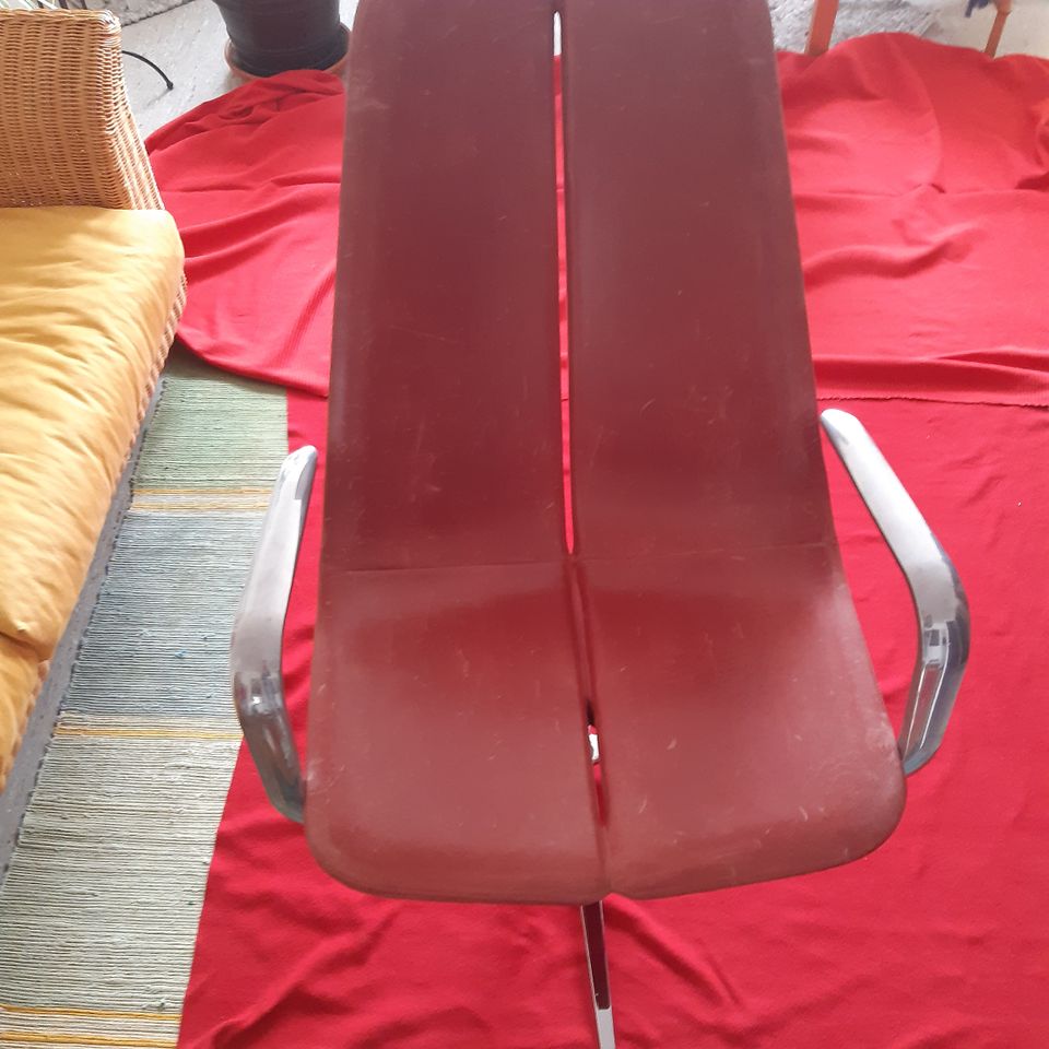 W-Lounge-Chair, rotes Rindleder in München