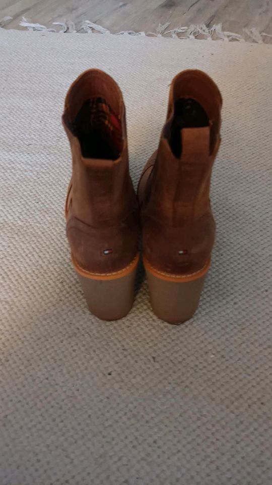 Tommy Hilfiger Stiefeletten Boots Braun cognac 37 in Flensburg