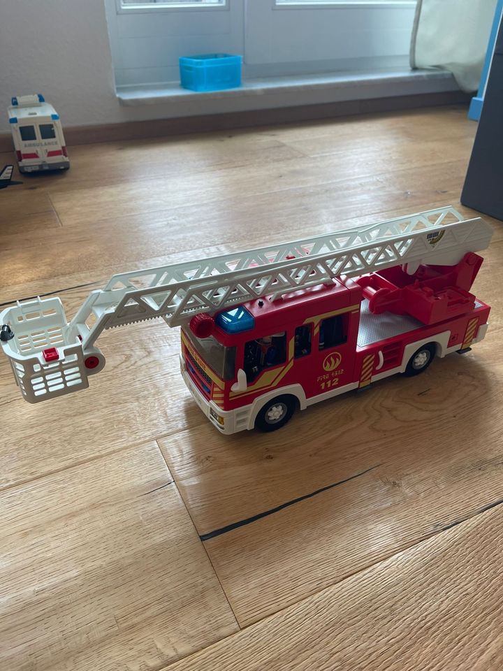 Lego Feuerwehr Autos verschiedene Modelle und Feuerwehr Station in Wiesbaden