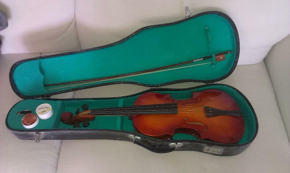 Deko-Geige / Violine aber mit echtem Streichbogen in Düsseldorf
