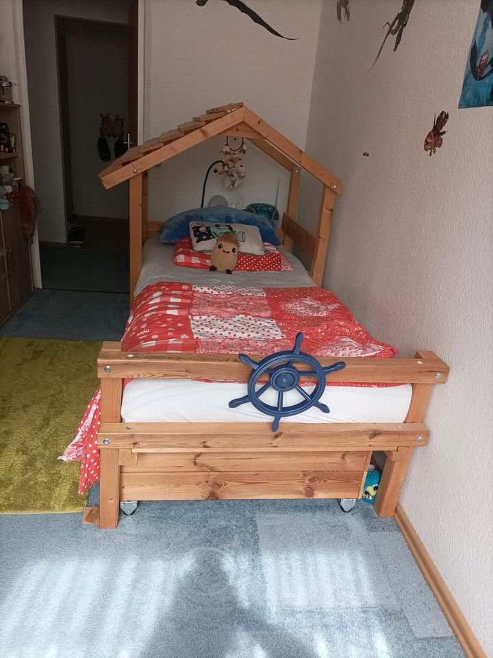 Abenteuerbett aus massivem Holz mit Bettkasten in Gera