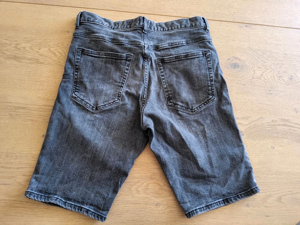 H&M Shorts Gr. 30 slim fit grau kurze Hose Jeans Jeansshorts in Regensburg