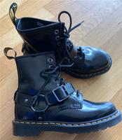 Harness Dr. Martens Leder 1460 Boots Stiefel Neu Gr. 38 schwarz Hessen - Offenbach Vorschau
