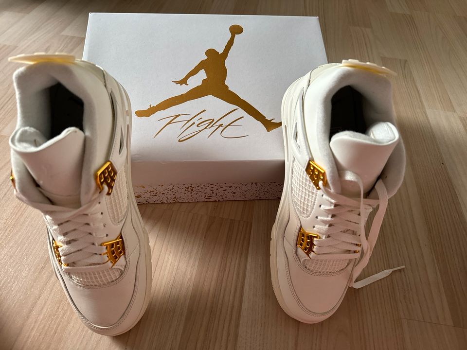 Neue WMNS Air Jordan 4 Retro Gold Gr 43 in Suderburg