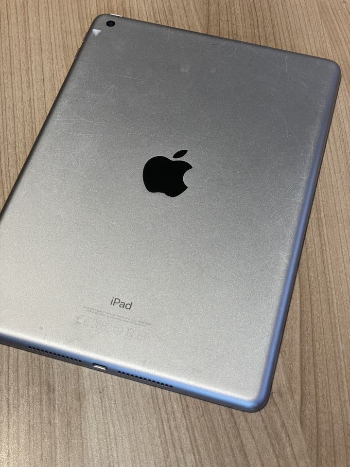 Apple iPad 5. Gen. 32GB, WLAN, 24,64 cm, (9,7 Zoll) - Spacegrau in Friesoythe