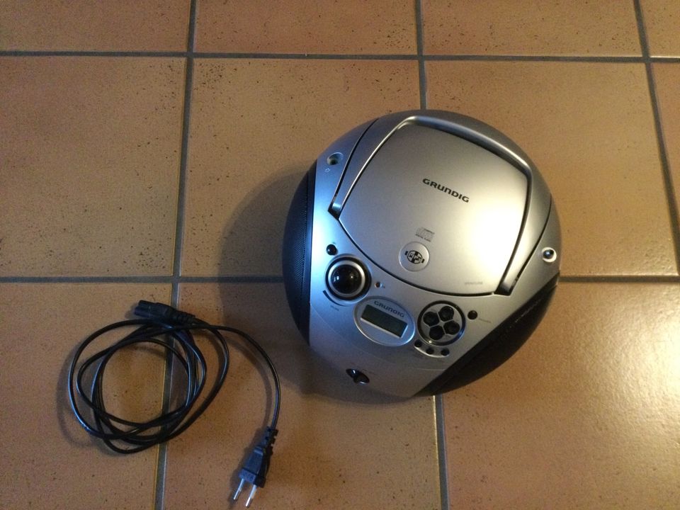 GRUNDIG RCD 1445 USB Radio CD-Player silber in Taufkirchen München