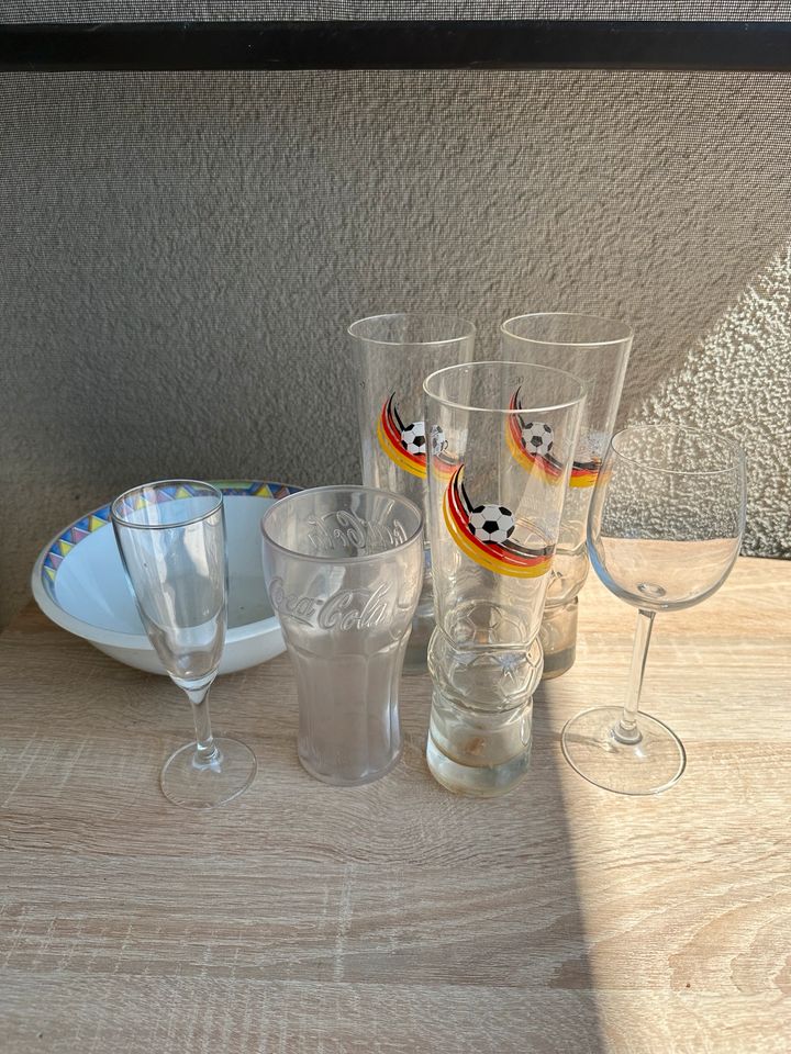 Glaskelch / Keramikteller / Kunststoffglas in Berlin