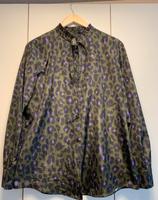 Bluse mit bunten Leomuster von Boutique Moschino, Gr. 40 Bayern - Altfraunhofen Vorschau