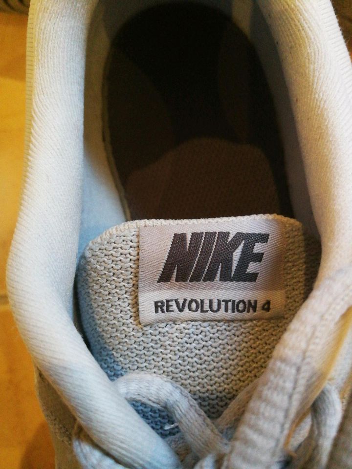 Nike sneaker revolution 4 wie neu!!! in Walpernhain