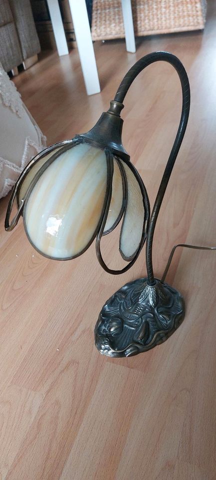 Antike vintage florale Tischlampe Leuchte in Würselen