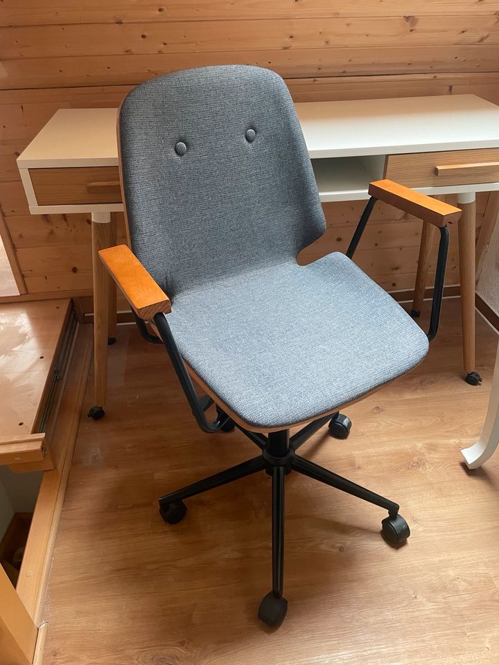 Bürostuhl tolles Design mit Armlehnen in Zwenkau