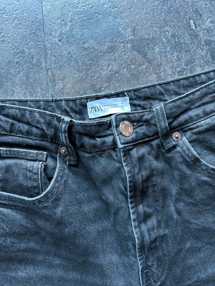 Zara Mom-Jeans Größe 38 in Plettenberg