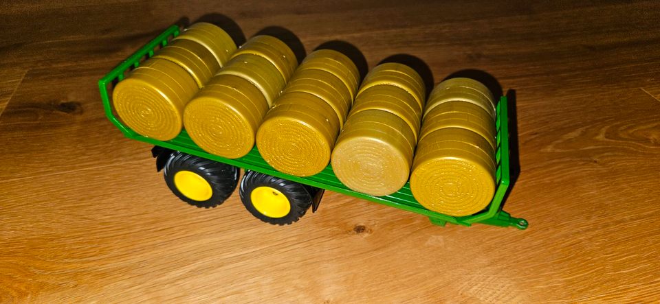 Siku Farmer John Deere Ballenwagen 1:32 Anhänger Strohballen in Hauzenberg