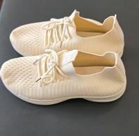 Sneaker zum Schlüpfen NEU Gr. 38  Stoff beige Wechselsohle Sachsen - Löbau Vorschau