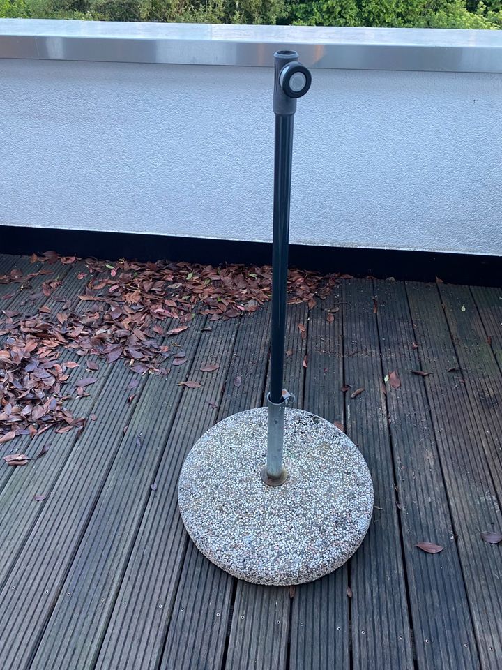 Sonnenschirmständer (~40kg Gewicht) in Idstein