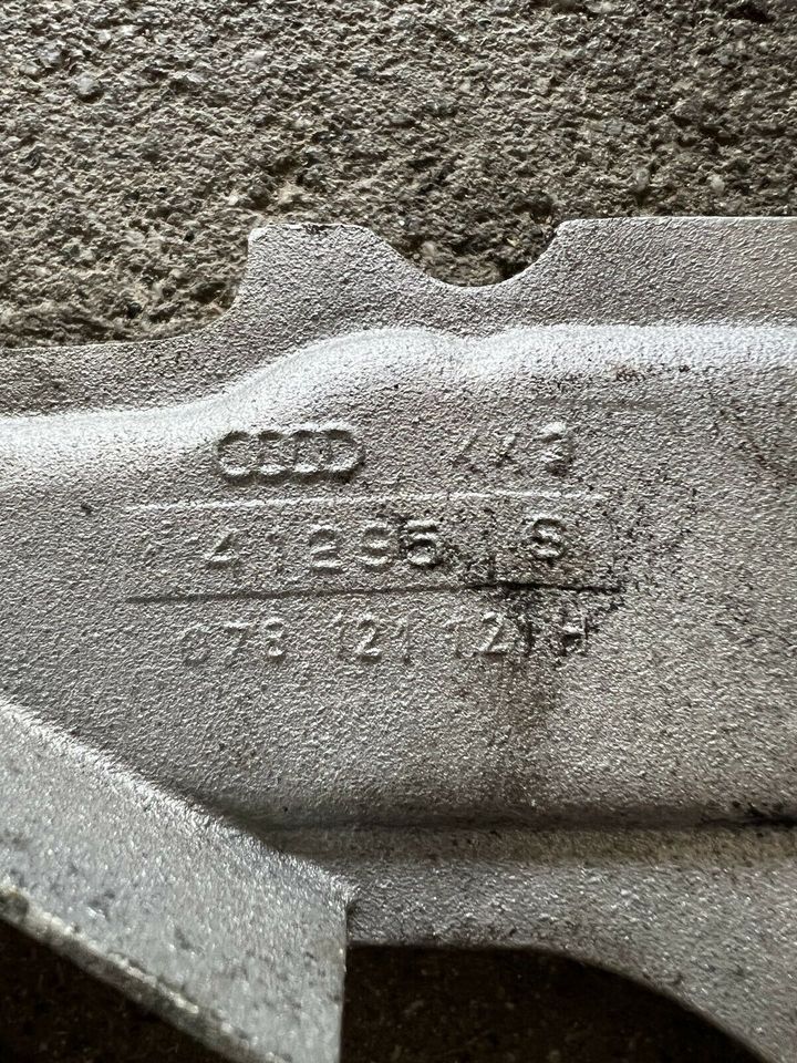 Audi A4 B5 A6 C4 Thermostatgehäuse in Neudrossenfeld