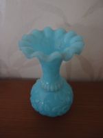 Opalglas Vase hellblau Frankreich 1900 Wellenrand mit Abriss Baden-Württemberg - Bietigheim-Bissingen Vorschau