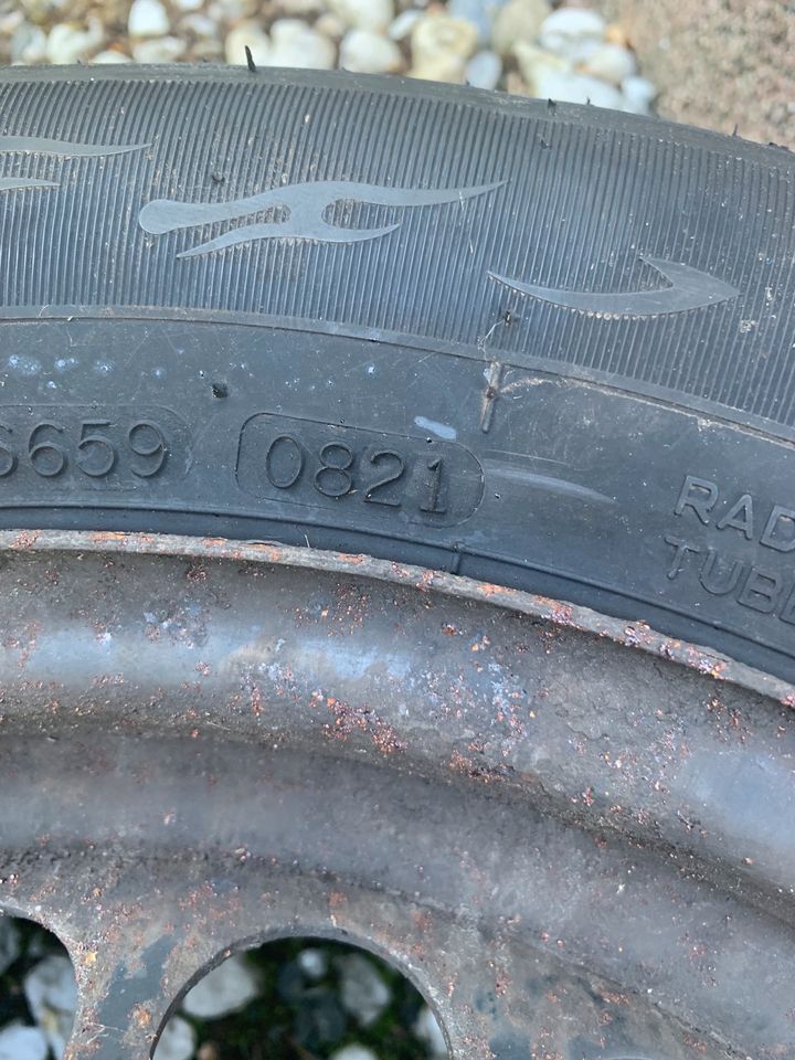 2x Sommerreifen 185/65 r15 auf Stahlfelgen von Mercedes in Wenden