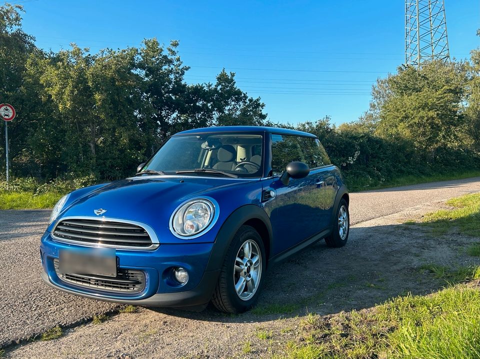 Mini One 72kW mit HSV Logo auf dem Dach in Quickborn