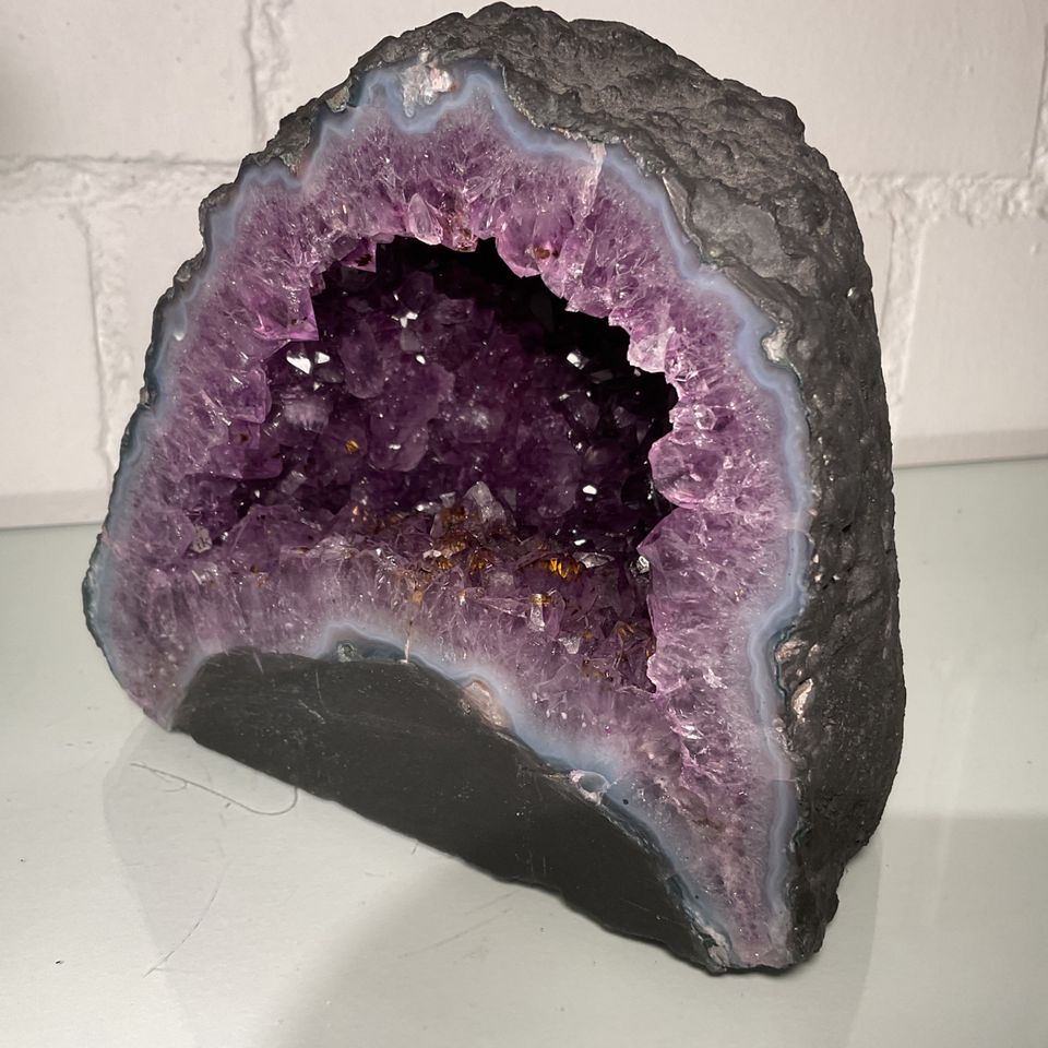 Wunderschöne Amethyst-Druse mit Goethit, polierter Rand in Essen