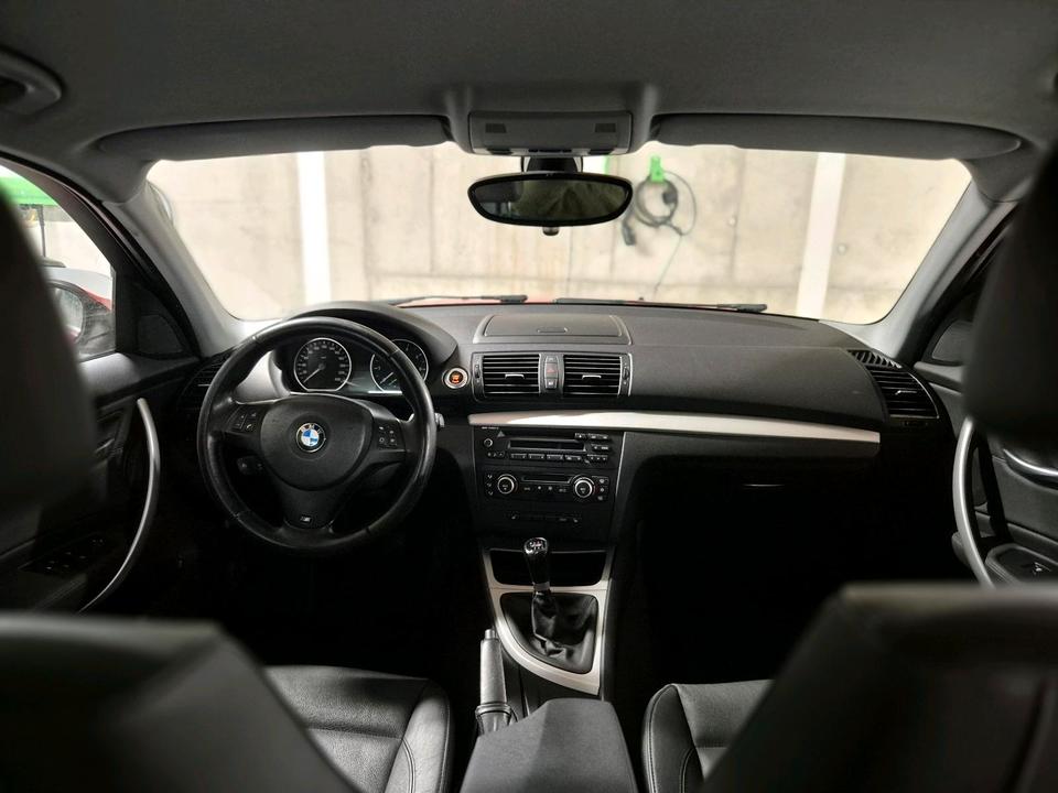 BMW 1er Facelift 118i 2.Hand/Leder/LED Griff/Start-Stop/SHZ/ in Allensbach